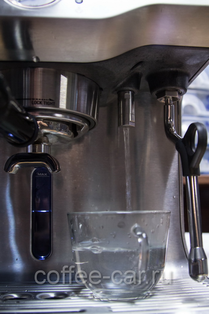 Подача воды выведена отдельной трубкой, так же как и в профессиональных рожковых кофеварках.