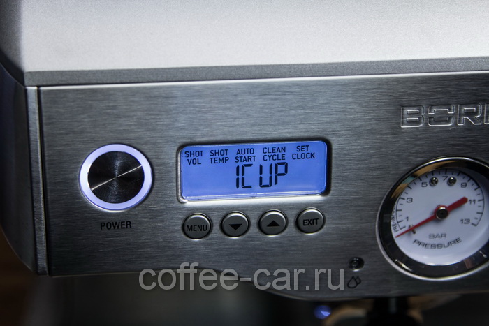 ЖК дисплей у кофеварки с подсветкой, простой и вполне информативный, вход в меню и настройки осуществляется кнопками под ним.