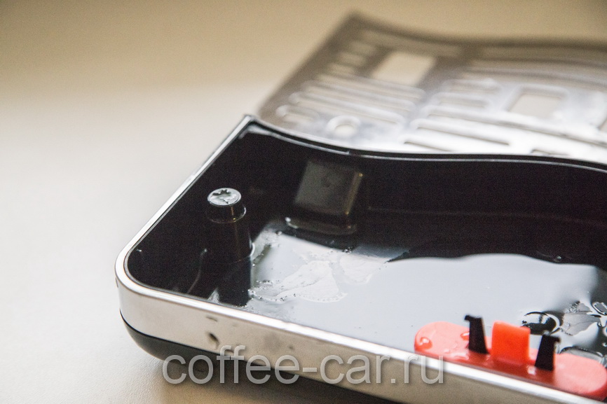 Philips-Saeco-Exprelia - в чёрных пластиковых столбиках спрятанны магниты, они притягивают металлическую подставку, а она не дребезжит при работе кофемашины. Приятная мелочь.
